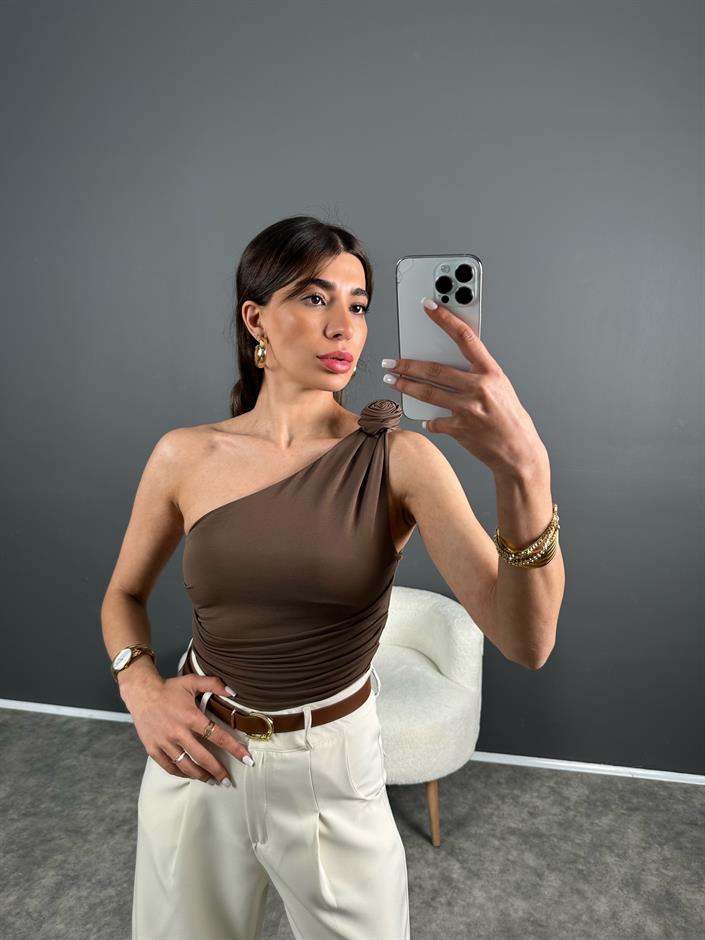 Kahverengi Tek Omuz Gül Detaylı Bluz