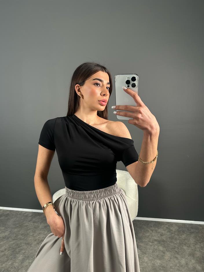 Siyah Degaje Omuz Düşük Bluz