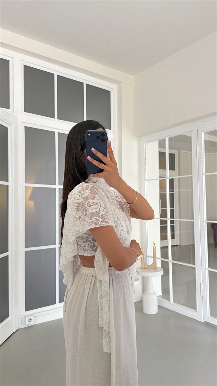 Beyaz Fırfır Detaylı Crop Bluz GAUS-01741