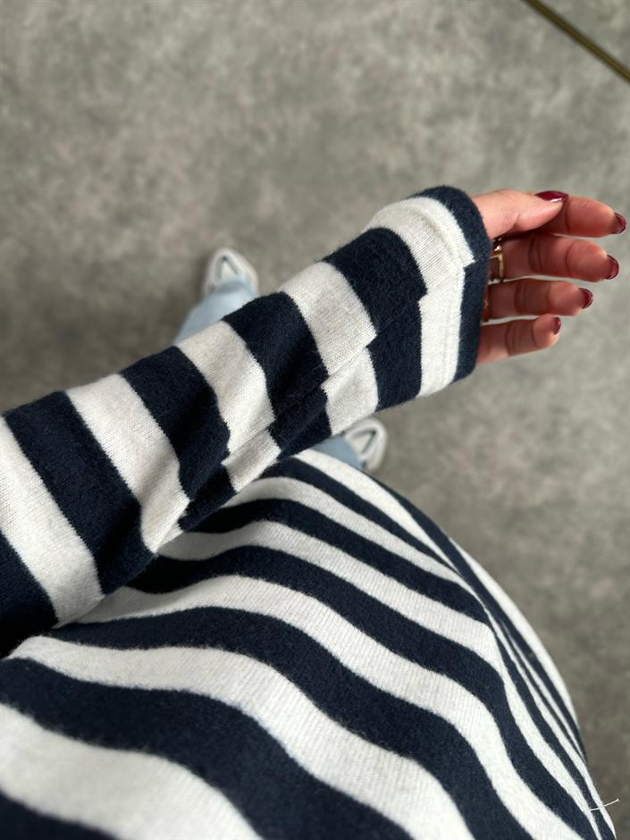 Yumoş Lacivert Çizgili Bluz 