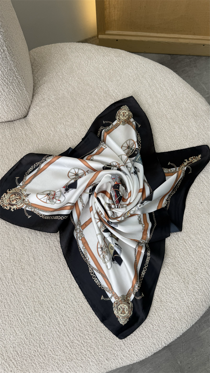 Siyah At Arabası Desenli Fular GAUS-00337