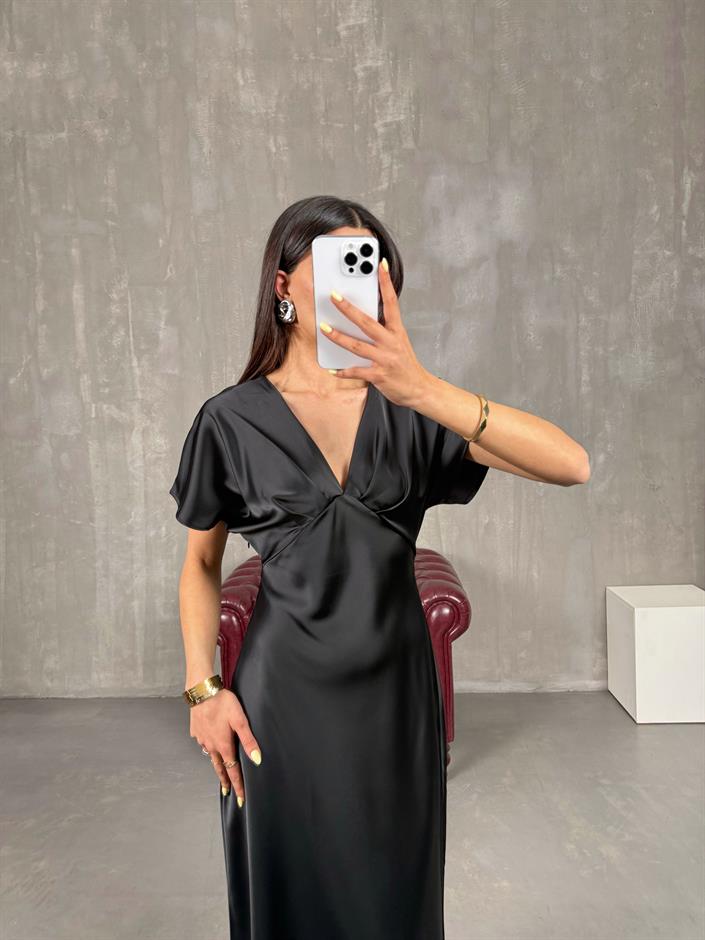 فستان ساتان لون أسود بياقة شكل V Gaus00125