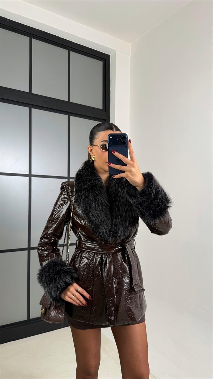 Kahve Kürk Detaylı Astarlı Kuşaklı Rugan Mont GAUS-00705