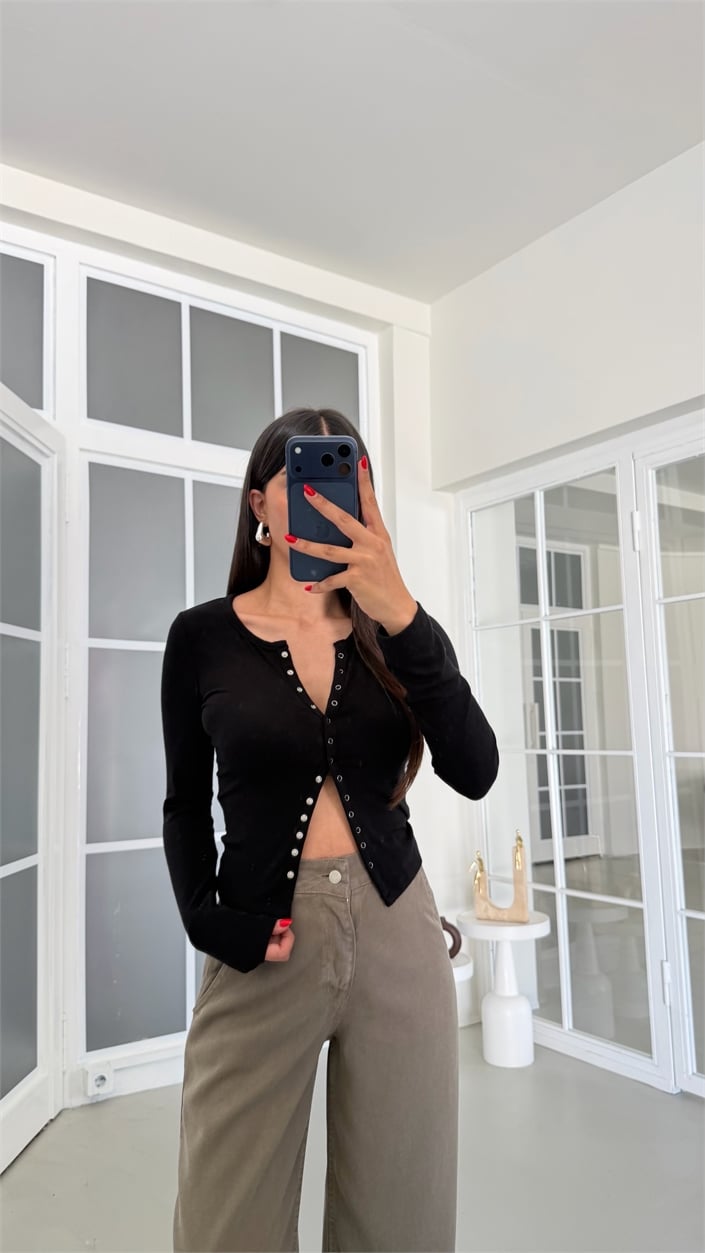 Siyah Çıtçıt Düğmeli Bluz GAUS-01900