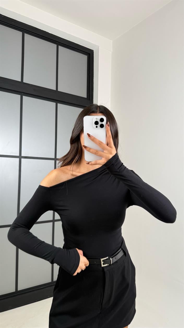 Siyah Asimetrik Yaka Basic Bluz GAUS-00160