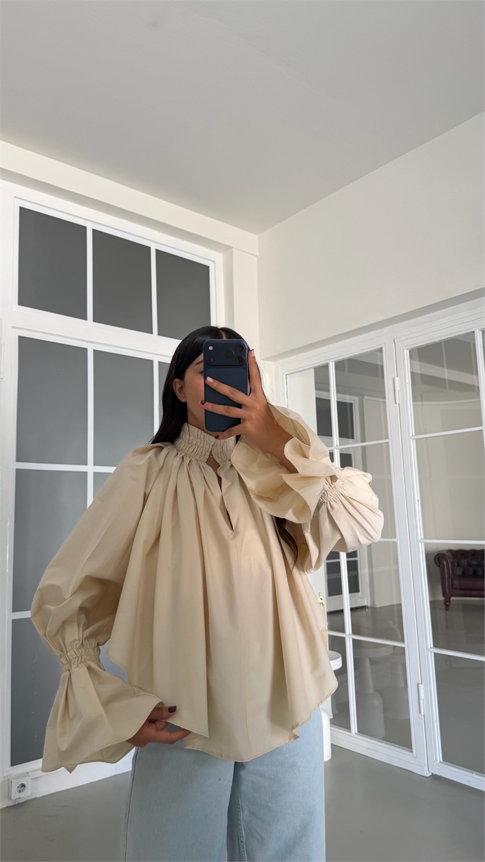 Bej Kolu Volanlı Poplin Kumaş Bluz GAUS-01921