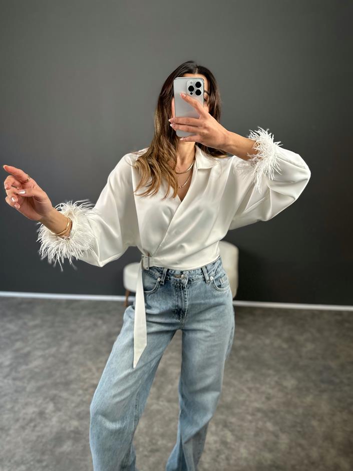 Beyaz Kolları Tüylü Saten Bluz 