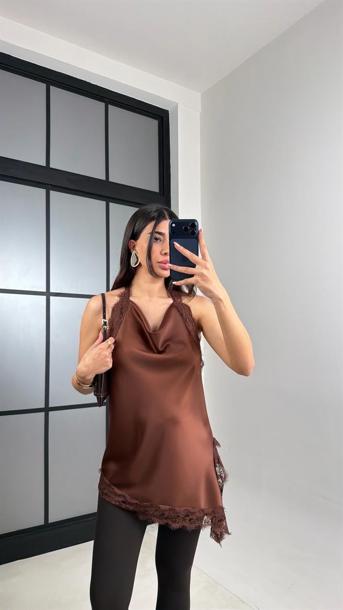 Kahve Asimetrik Kesim Dantel Detaylı Premium Saten Bluz GAUS-00889