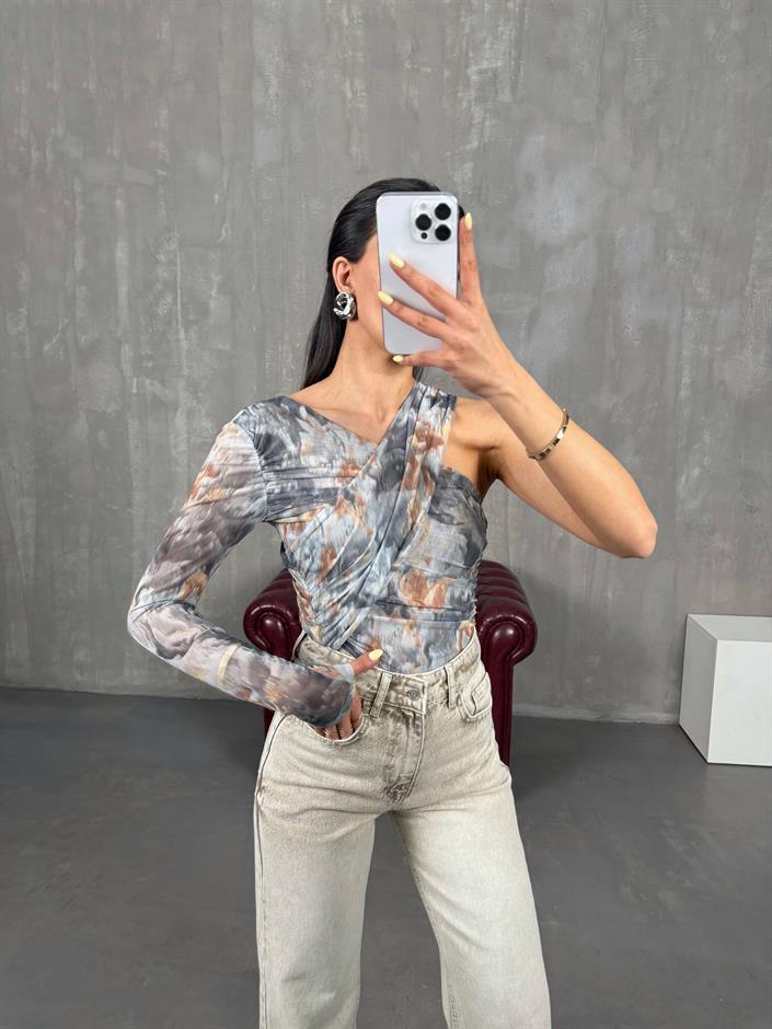 Gri Çok Renkli Tül Kayık Yaka Bluz Gaus00106