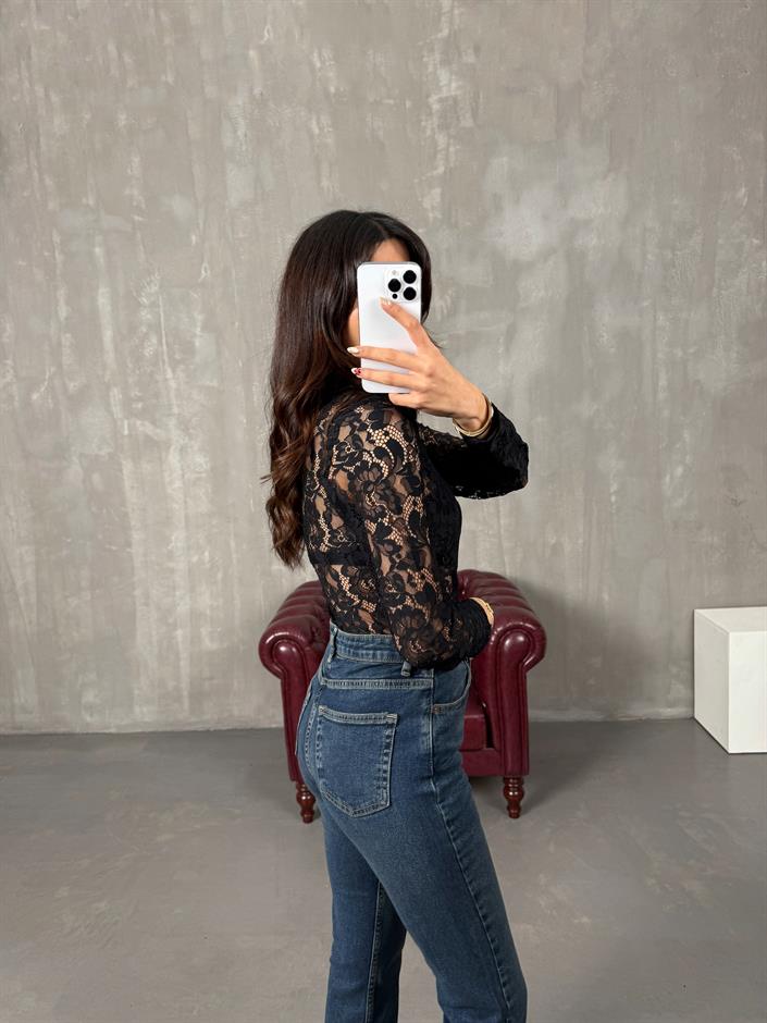 قميص تصميم أسود بتفاصيل دانتيل مُعادل لإم دي