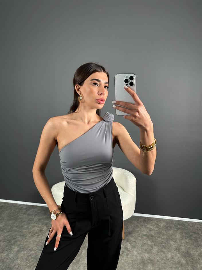 Gri Tek Omuz Gül Detaylı Bluz