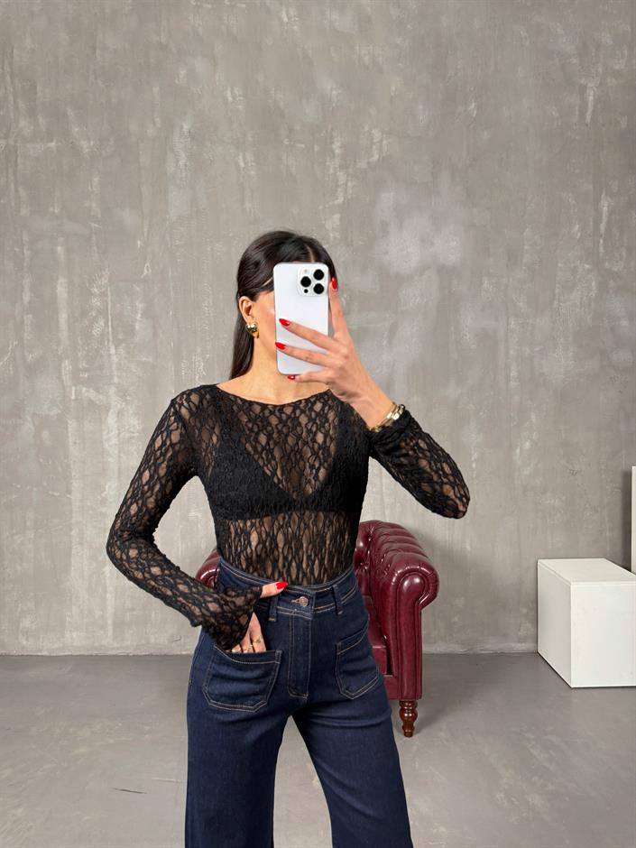 بلوزة شفافة لون أسود بتفاصيل دانتيل تول