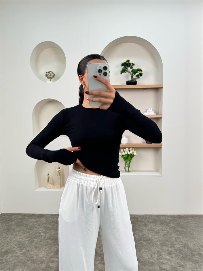 أودري بلوزة سوداء قماش أويس مودال بتفصيل يد وياقة دائرية