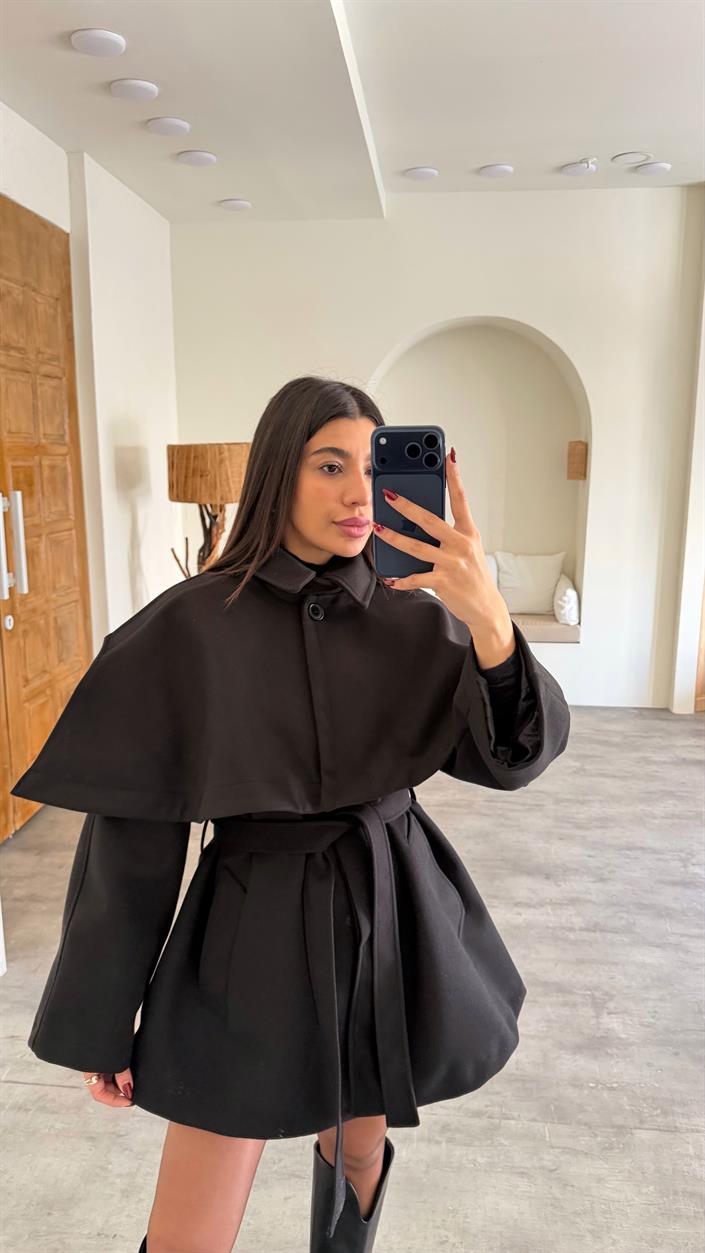 Siyah Pelerin Detaylı Kuşaklı Astarlı Kaban GAUS-00727