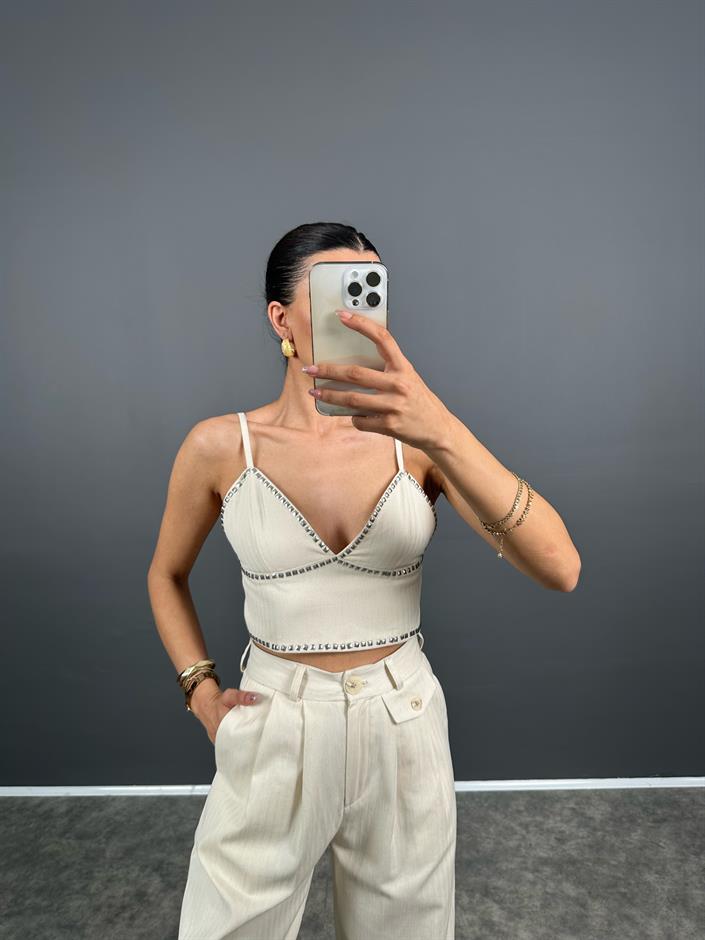 Askılı Krem Zımbalı Crop Bluz