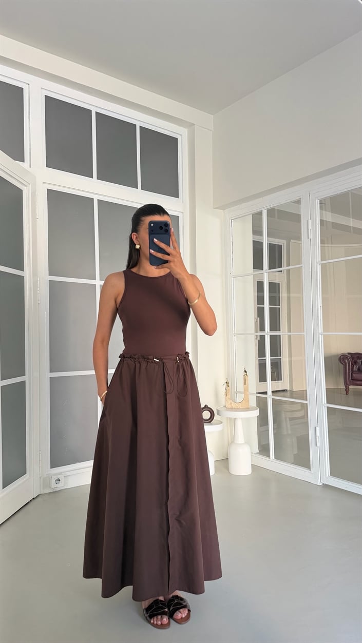 Kahve Sıfır Kol Paraşüt Kumaş Detaylı Beli Lastikli Elbise GAUS-01677