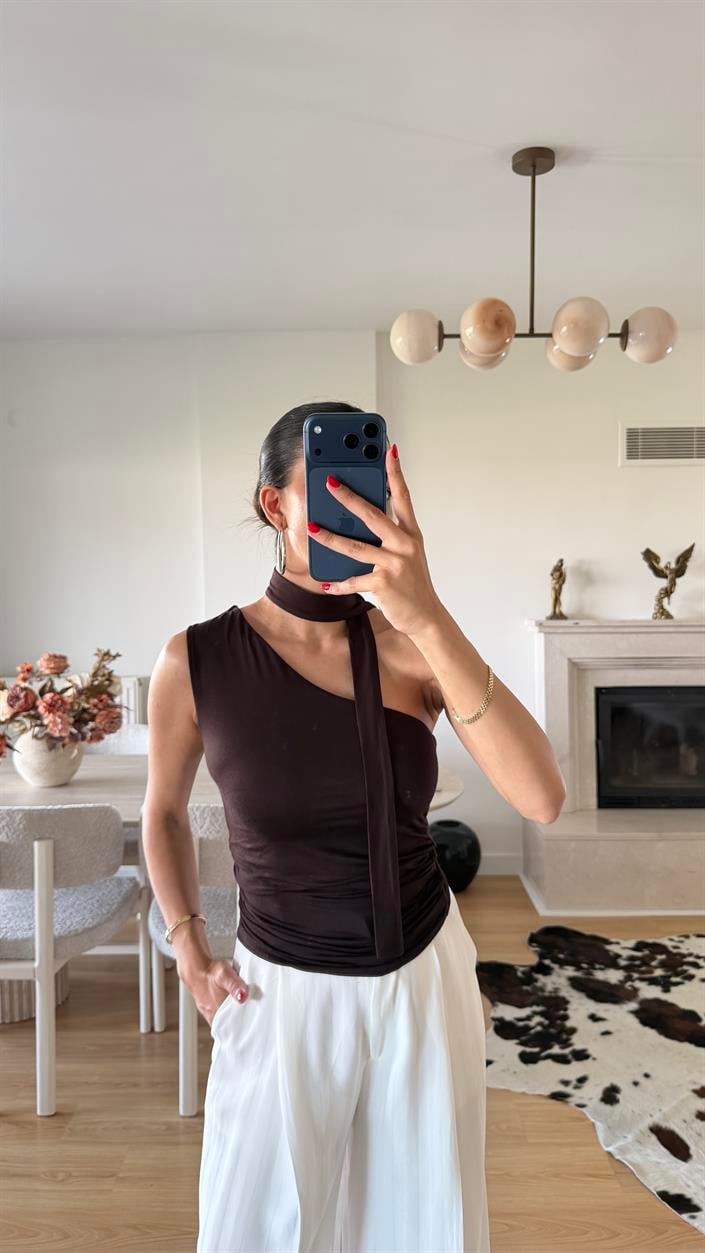 Acı Kahve Fular Detaylı Tek Omuz Bluz GAUS-01587