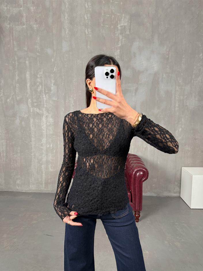 بلوزة شفافة لون أسود بتفاصيل دانتيل تول