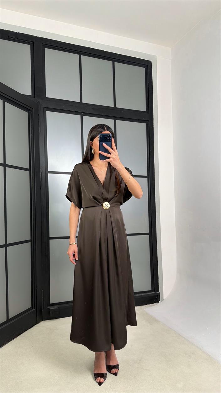 Acı Kahve Gold Toka Detaylı Kuşaklı Saten Elbise GAUS-01281