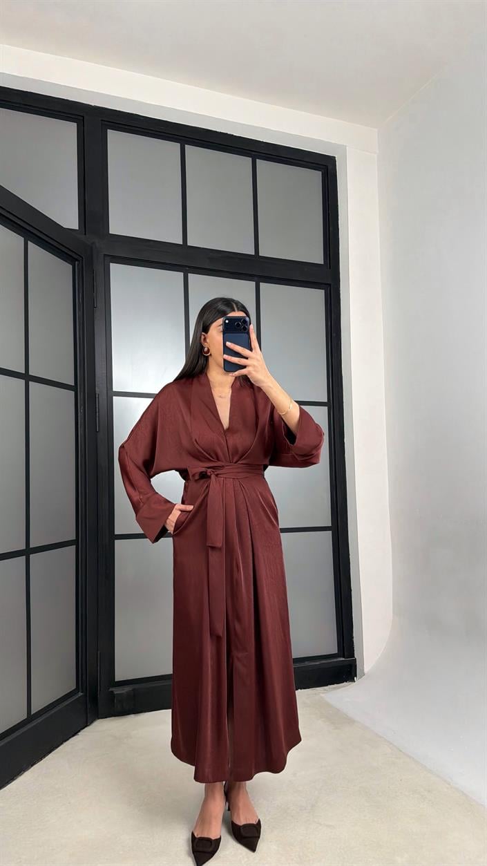Kahve Kuşaklı Yırtmaçlı Premium Saten Elbise GAUS-01240