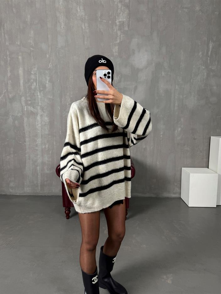 Femme Krem Çizgili Oversize Kazak