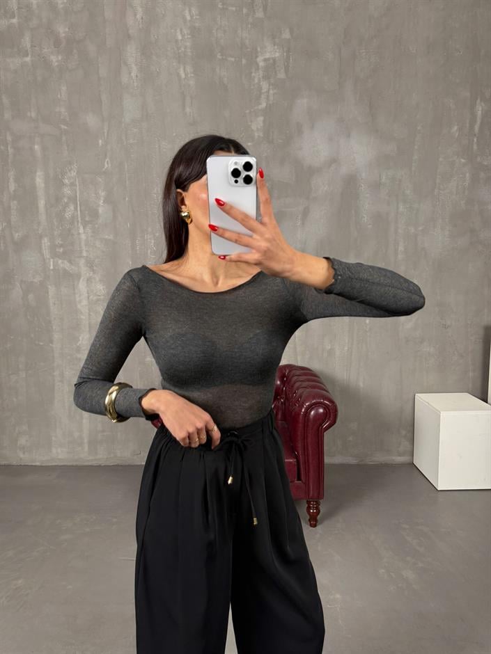 سيمون بلوزة شفافة أنثراسايت بياقة مادونا مكافئ لإم دي