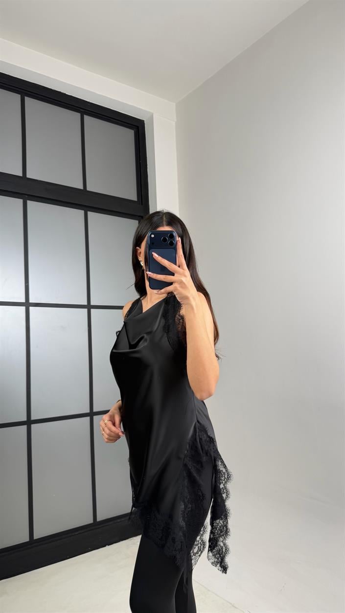 Siyah Asimetrik Kesim Dantel Detaylı Premium Saten Bluz GAUS-00889