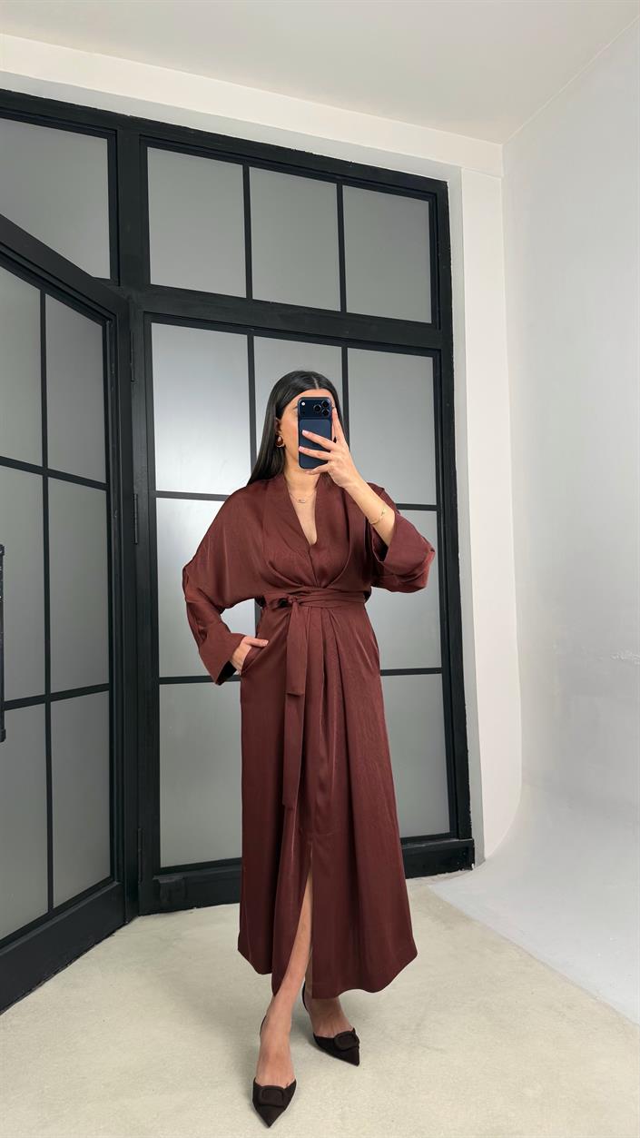 Kahve Kuşaklı Yırtmaçlı Premium Saten Elbise GAUS-01240