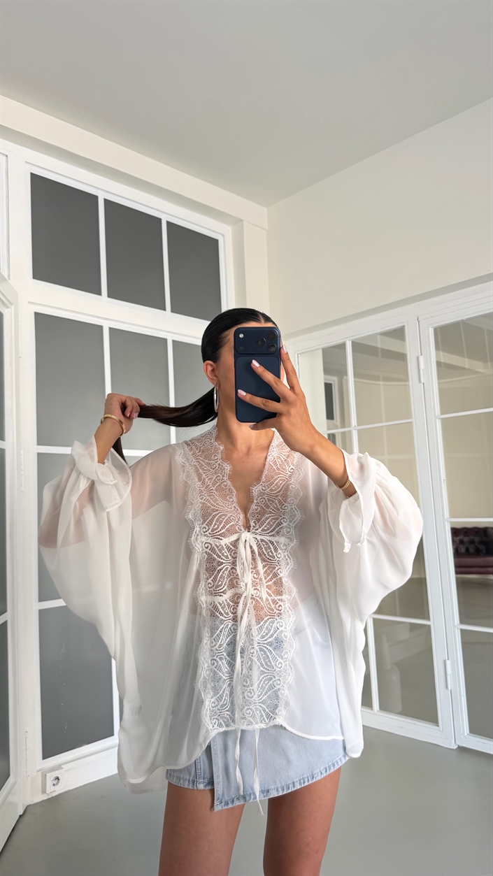 Beyaz Dantel Detaylı Transparan Bluz GAUS-01648