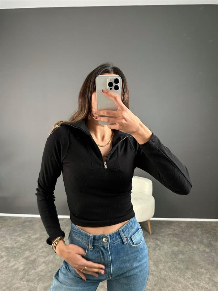 Siyah Fermuarlı Triko Crop