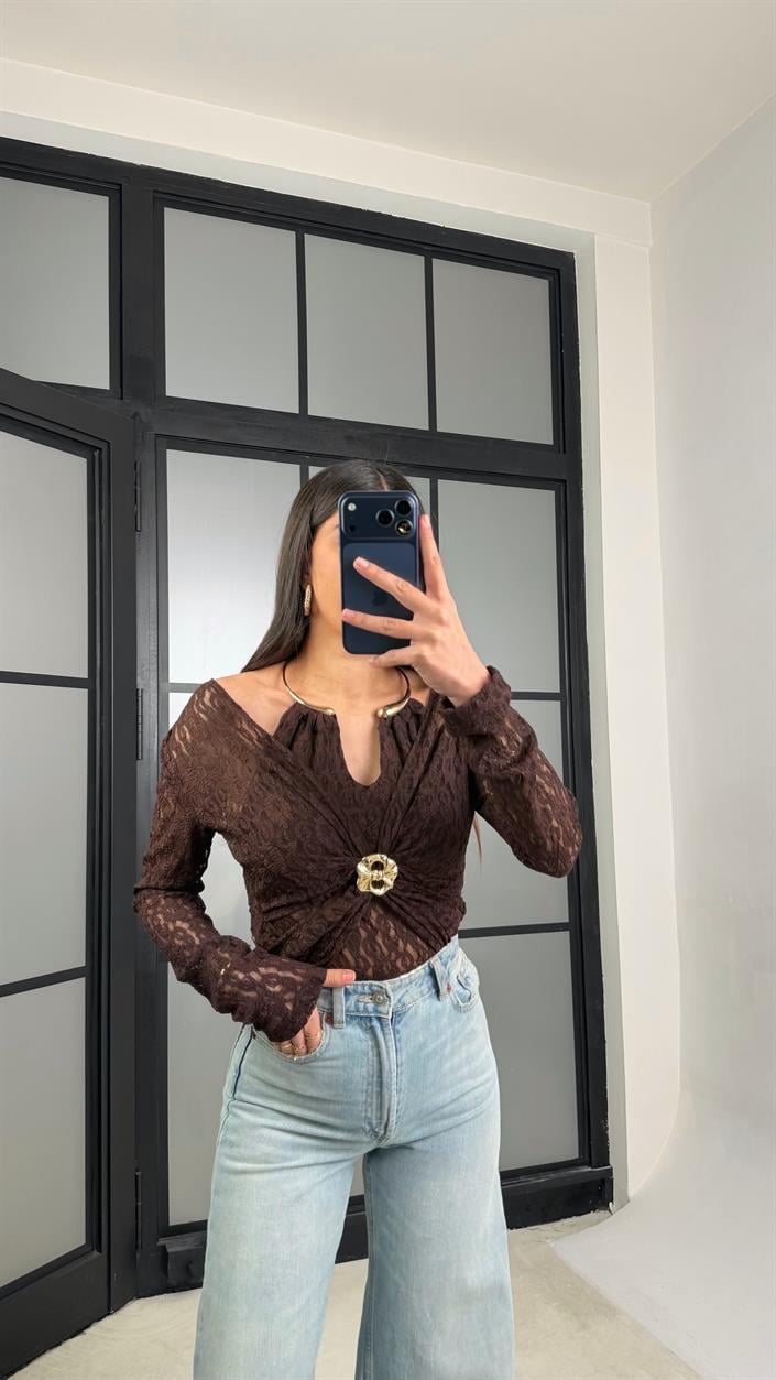 Kahve Kolye Detaylı Dantelli Bluz GAUS-01293
