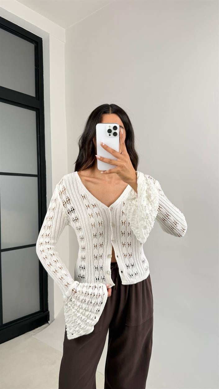 Beyaz Kolu Volanlı Triko Hırka GAUS-0081