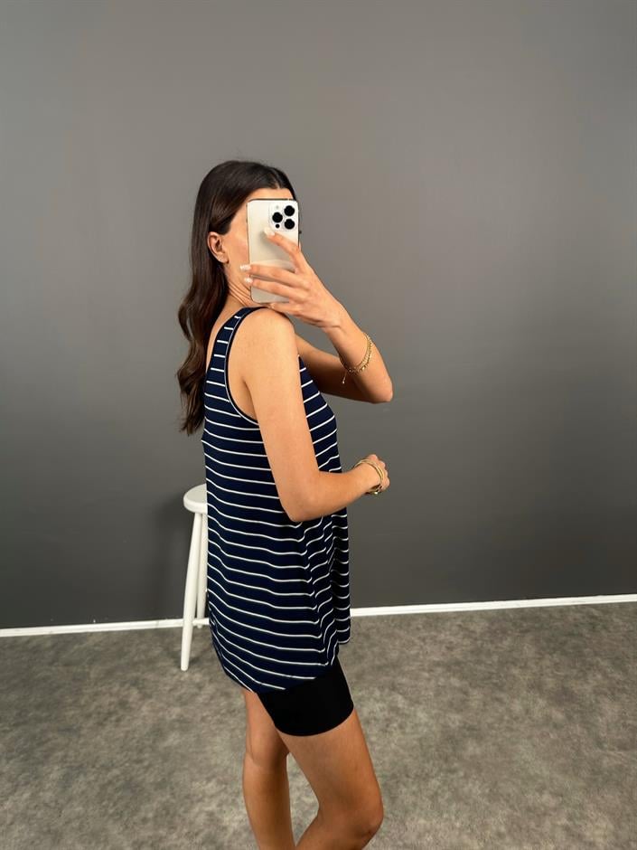 Lacivert Beyaz Çizgili U Yaka Salaş Sıfır Kol Tshirt