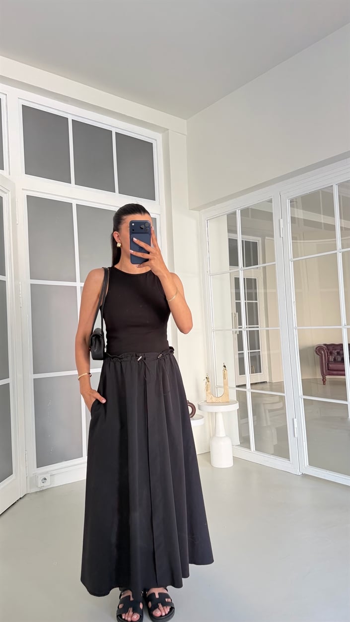 Siyah Sıfır Kol Paraşüt Kumaş Detaylı Beli Lastikli Elbise GAUS-01677