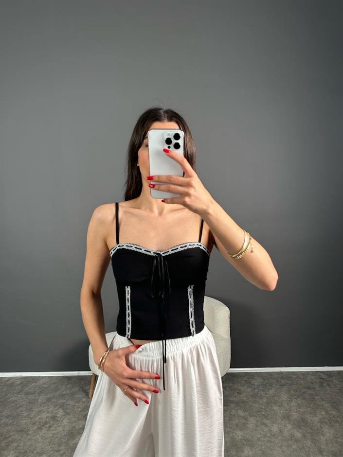 Siyah Askılı Fiyonklu Crop