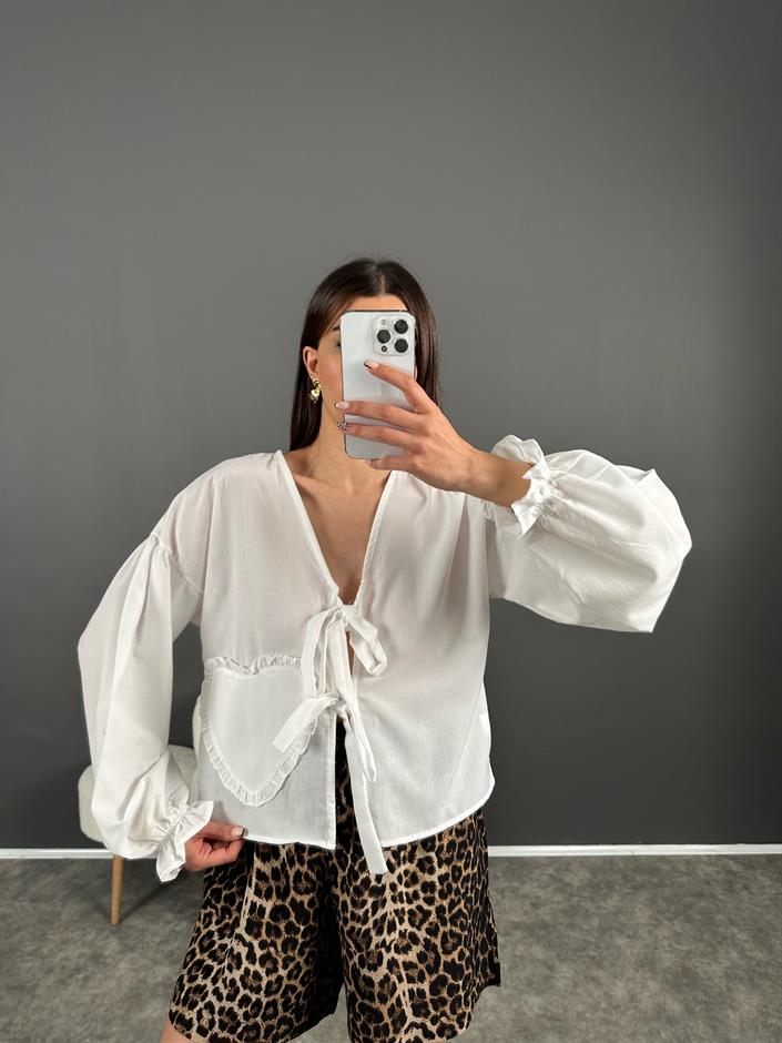 Beyaz Pinterest Kalp Detaylı Bağlamalı Gömlek 