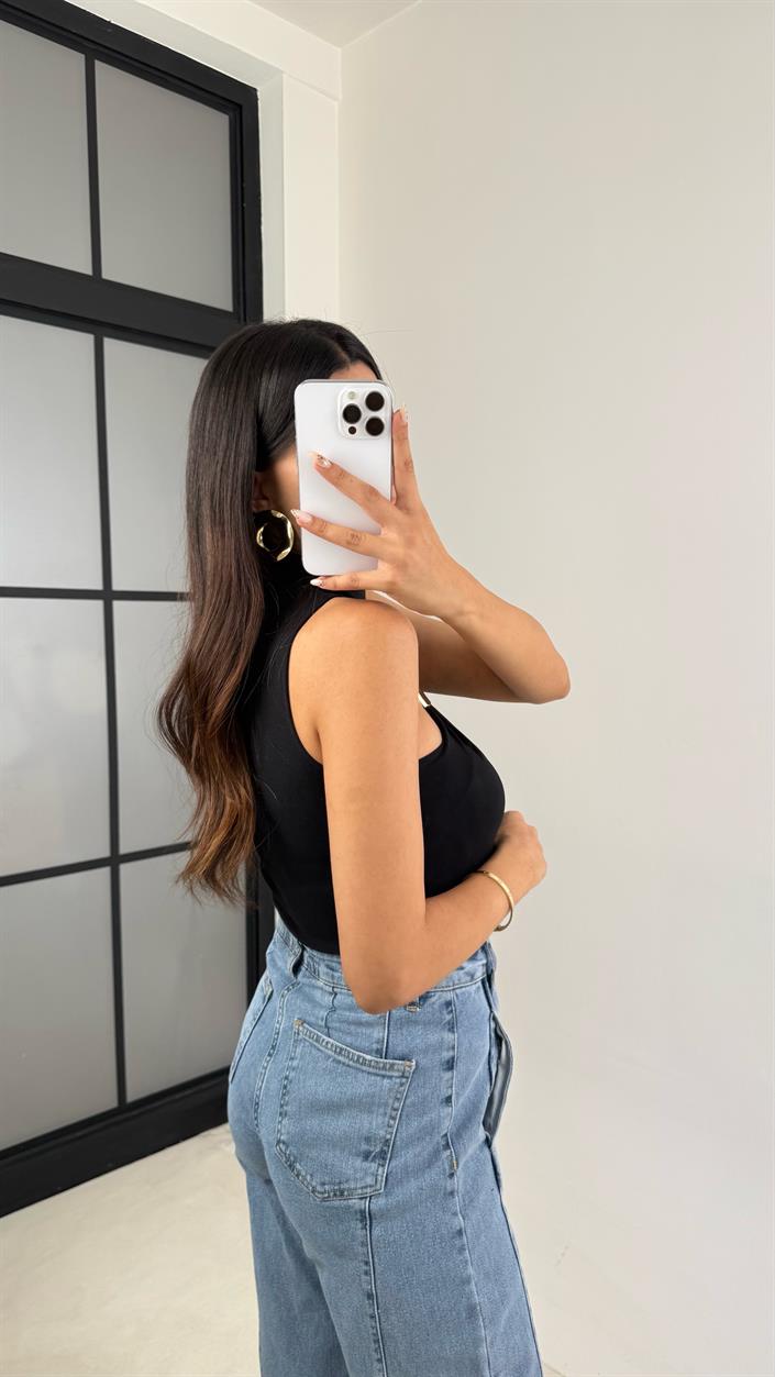 Siyah Sıfır Kol Gold Toka Detaylı Bluz GAUS-0098