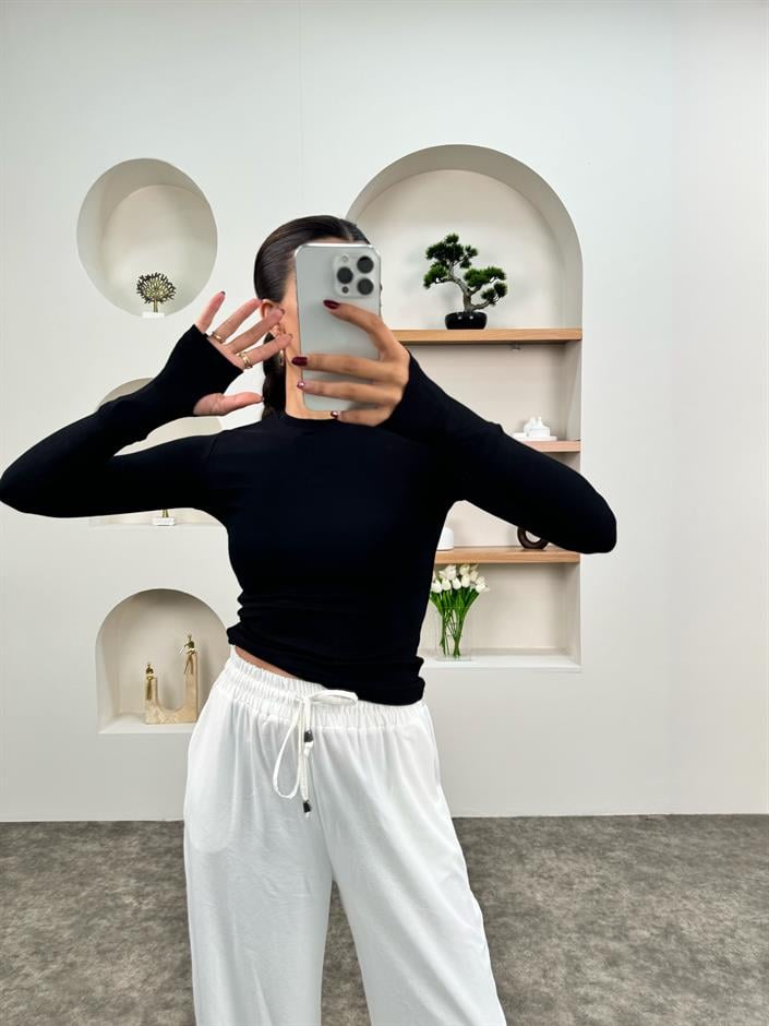 أودري بلوزة سوداء قماش أويس مودال بتفصيل يد وياقة دائرية