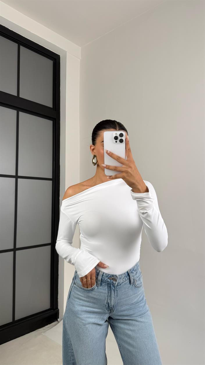 Beyaz Omuz Dekolteli Yan Büzgülü Sandy Kumaş Bluz GAUS-0066