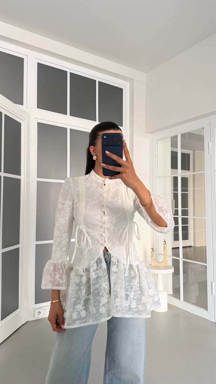 Ekru Güpürlü Düğmeli Tasarım Bluz GAUS-01765