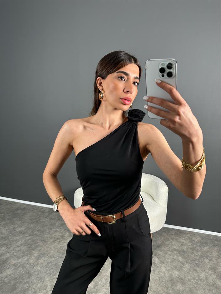 Siyah Tek Omuz Gül Detaylı Bluz
