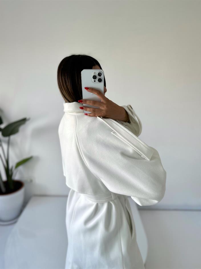 Beyaz Premium Astarlı Düğmeli Uzun Kaban