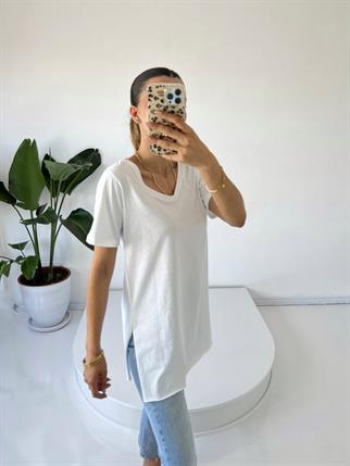 Beyaz V yaka Oversize Yanları Yırtmaçlı Tshirt