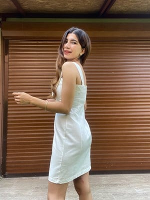 Beyaz Yırtmaç Detaylı Elbise
