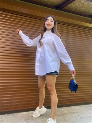 Broşlu Hakim Yaka Oversize Beyaz Gömlek 