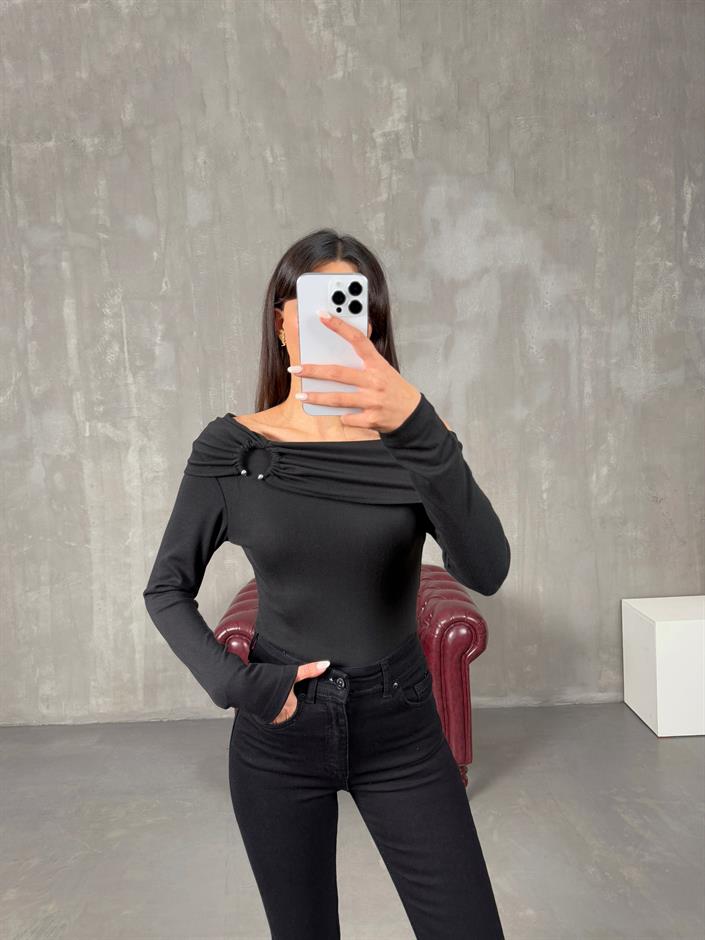 Maron Siyah Madonna Yaka Halka Detaylı Bluz