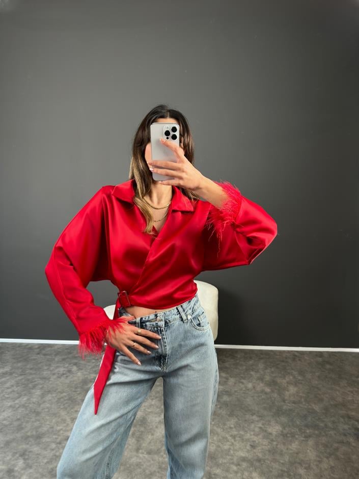 Kırmızı Kolları Tüylü Saten Bluz