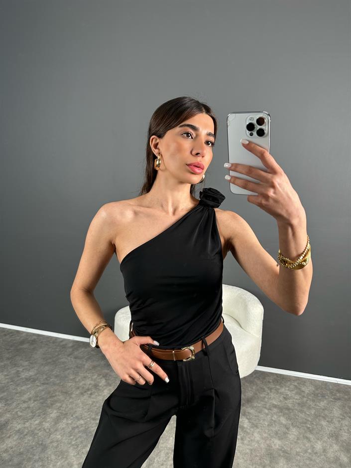 Siyah Tek Omuz Gül Detaylı Bluz