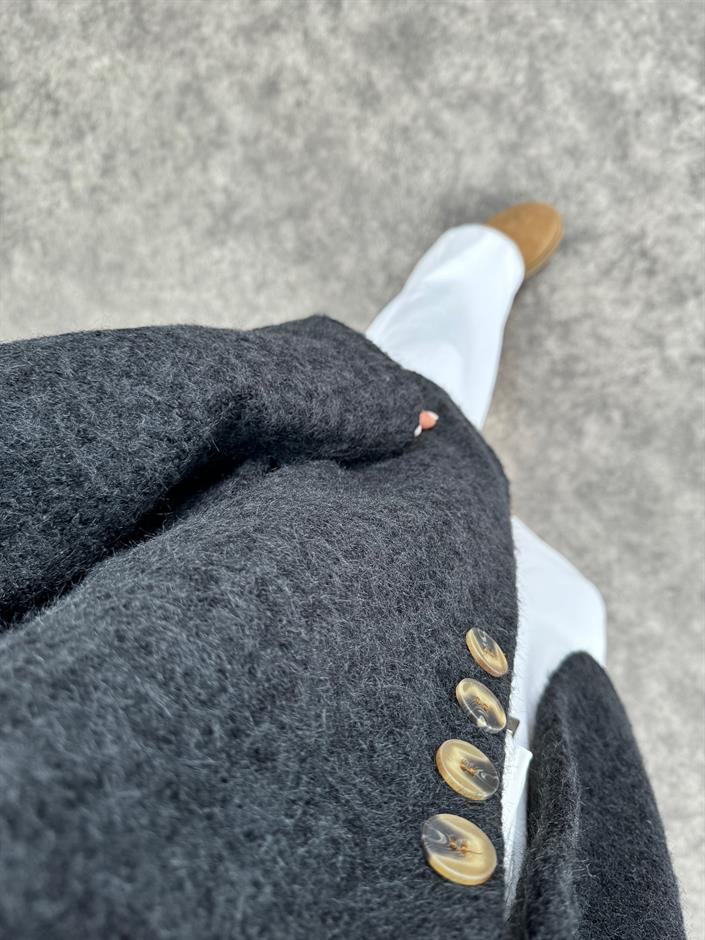 Garni Siyah Kırçıklı Kaşe Kaban