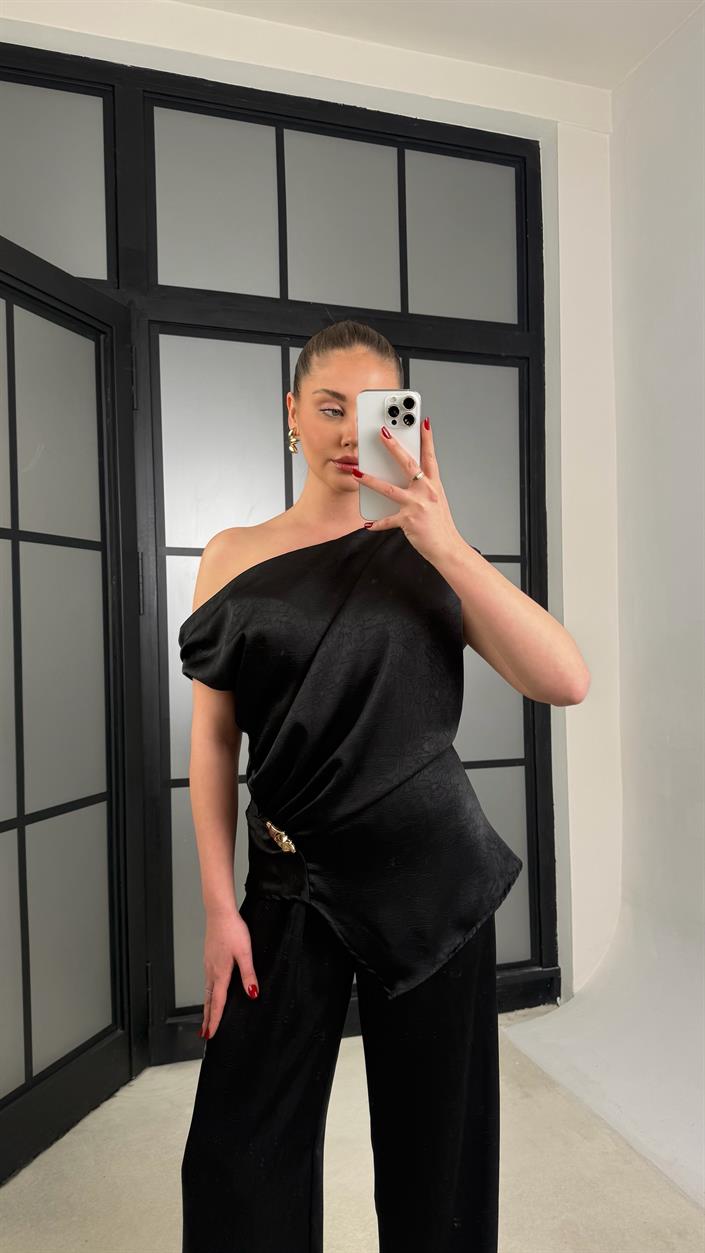 Siyah Gold Toka Detaylı Asimetrik Kesim Bluz Beli Lastikli Pantolon İkili Saten Takım GAUS-01252